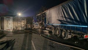 Двама загинаха при сблъсък между автобус и камион на пътя Пазарджик–Пловдив