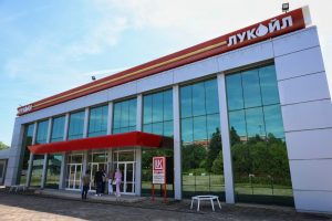 Рафинерията на „Лукойл“ в Бургас влиза в офертата на Тод Боули за международните активи на компанията
