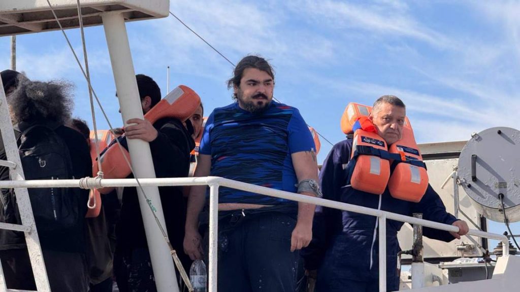 Моряк от атакувания „ABLE“ е с 45% изгаряния, капитанът е освободен от болницата