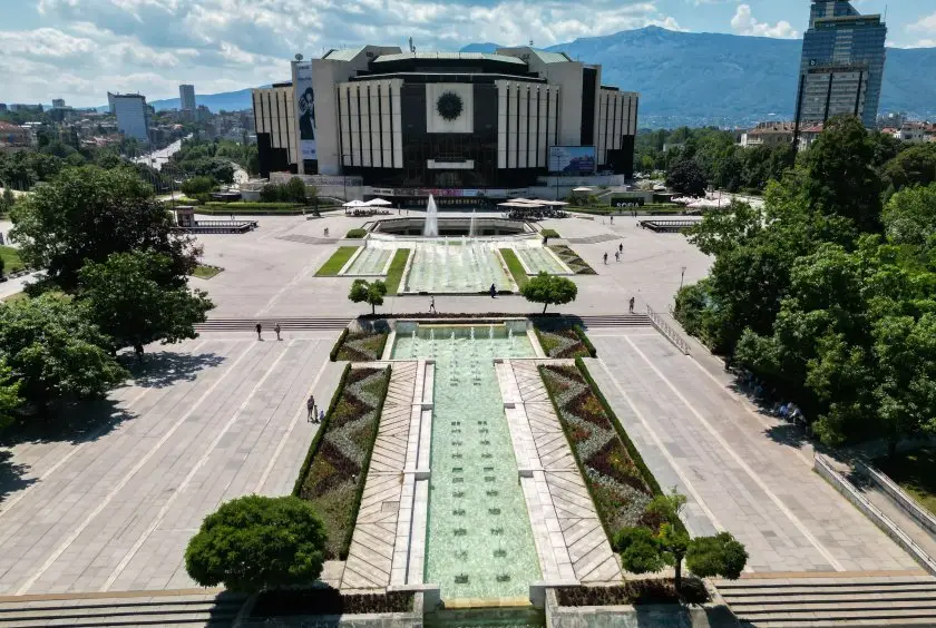Двама младежи са ранени с нож край Малкото НДК в София