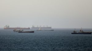 Танкер е ударен от снаряд в Персийския залив, екипажът е евакуиран