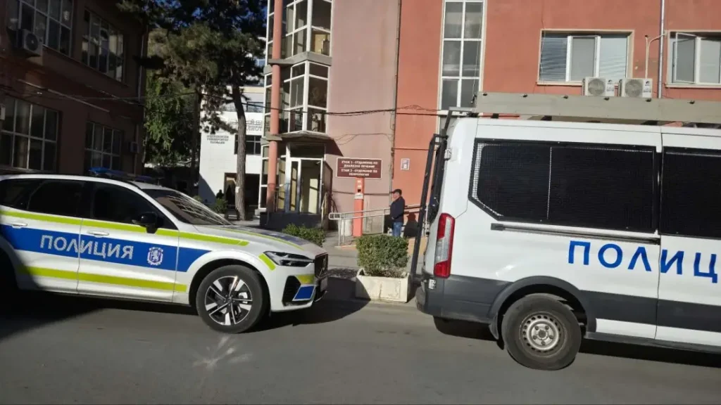 Полицейска акция в УМБАЛ „Св. Георги“ в Пловдив, пациенти са били върнати и чакат извън сградата