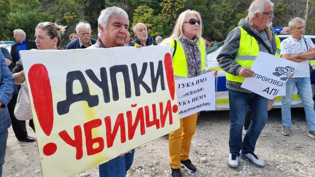Жители на шест населени места в Пазарджишко отново протестираха заради лош път