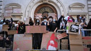 Продължават протестите на гимназистите и студентите във Франция