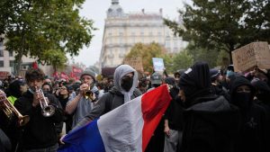 Протести срещу поскъпването обхванаха Франция, има сблъсъци и стотици задържани