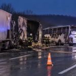 Двама загинаха при катастрофата с два тира и автобус на пътя Русе–София