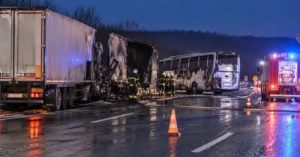 Два тира и автобус с пътници са се запалили след удар на пътя Русе - София