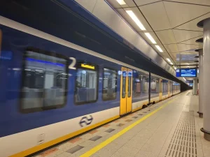 Умишлен пожар спря влаковете между Ротердам и Делфт, проверява се версия за саботаж
