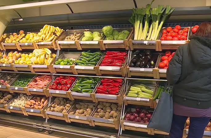 Зелената салата поскъпна с 47%, олиото и брашното поевтиняват на едро