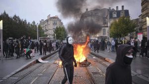 Многохиляден протест срещу високите цени се проведе в Париж при засилени мерки за сигурност
